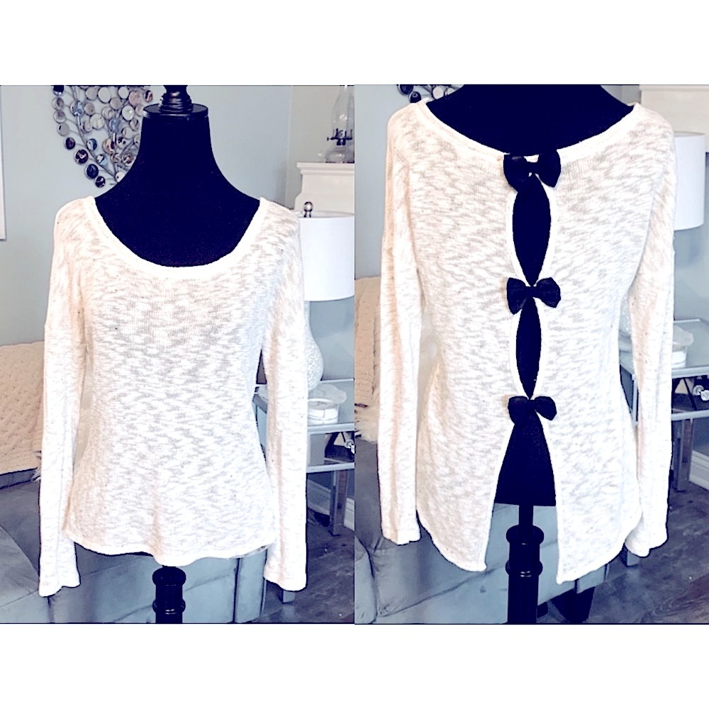 Daytrip long sleeve top with black bows on back EUC sz Small fits S/M